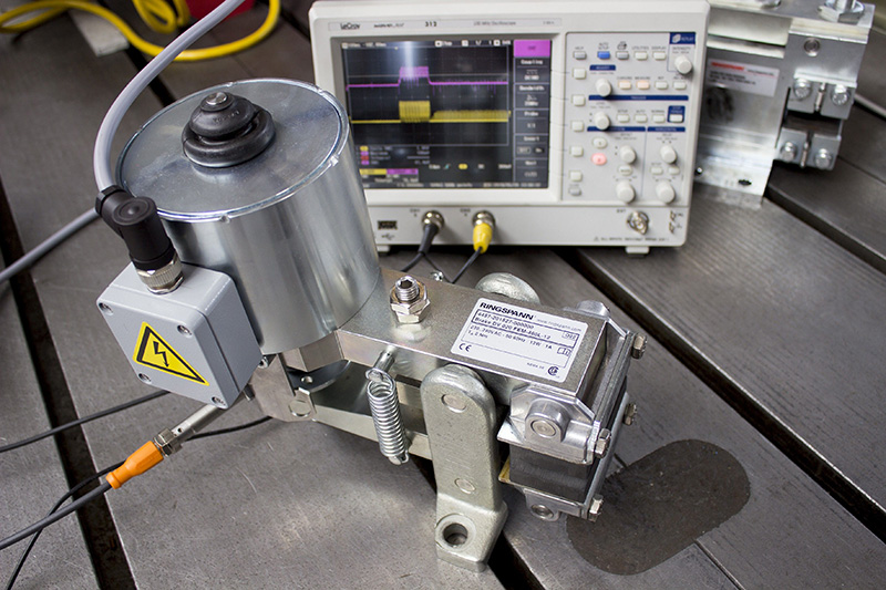 Elektrische Messungen an einer elektromagnetischen Scheibenbremse im Prüffeld von RINGSPANN Elektrische Messungen